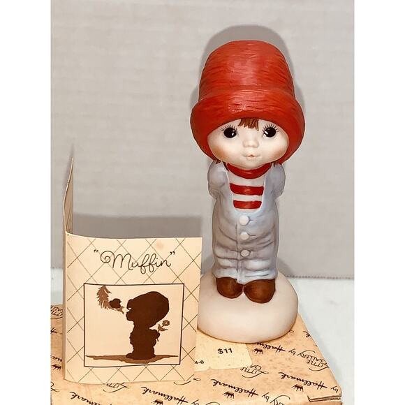 Muffin 1983 Hallmark Cards Figurine "Just a Little Something" Boy Porcelain - Picture 1 of 10